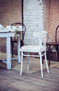 欧洲城市户外咖啡厅露台的木制咖啡图片