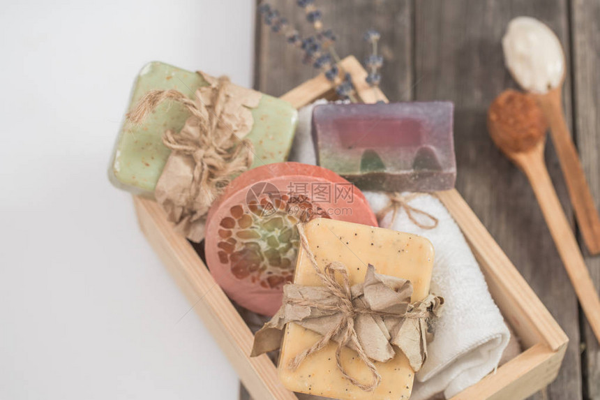 天然肥皂Spa套装在木箱中图片