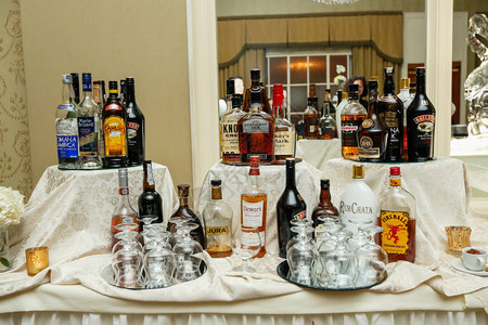 婚礼桌上的酒精吧很多酒精饮料图片