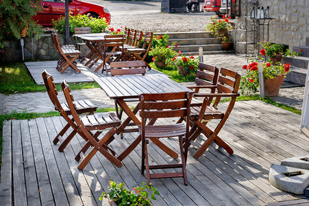 空荡的户外咖啡馆木桌和椅子图片