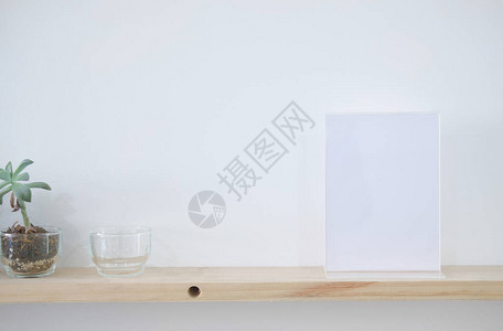木制架子上的白色标签显示为丙烯型帐篷卡模拟菜单框图片