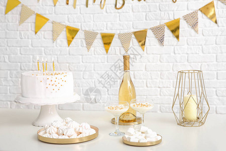 白砖墙旁边桌生日派对的背景图片