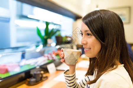 在日本餐厅喝茶的女人图片