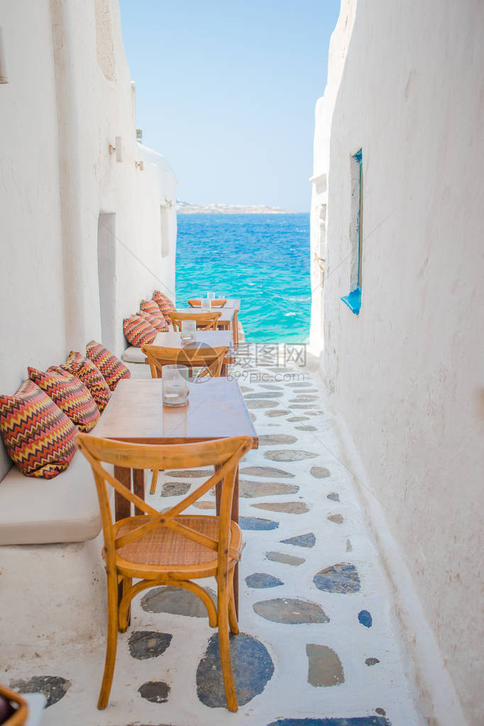 希腊Cyclade群岛Mykonos镇一个典型的希腊酒吧图片