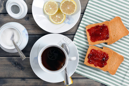 意大利早餐的食品和茶叶图片