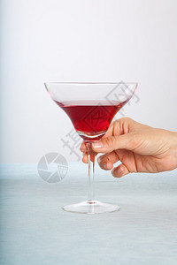 鸡尾酒杯细节与红色饮料的图片