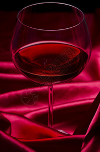 红绸上的酒杯图片