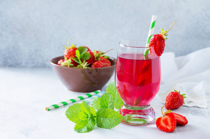 清新夏季的草莓果汁新鲜草莓和薄荷图片