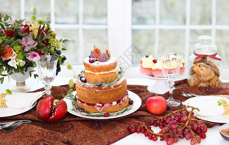 为婚礼服务的甜点桌蛋糕纸杯蛋糕图片