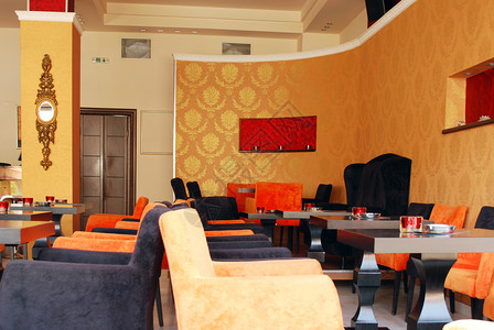 内部有橙色墙壁的咖啡馆图片