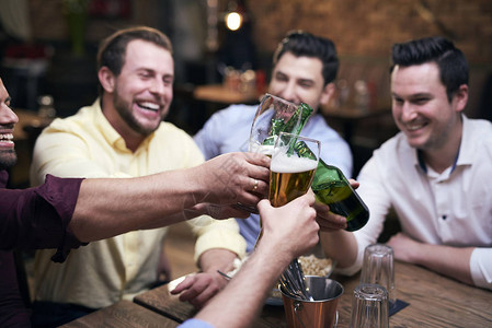 一群男人在酒吧里欢呼图片
