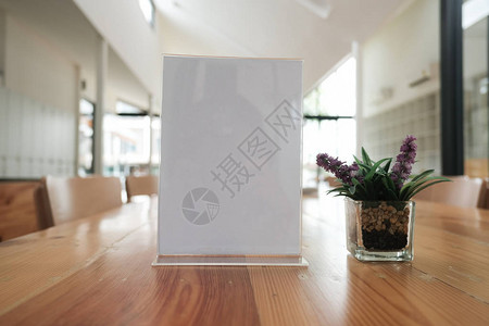 咖啡馆的白色咖啡店亚克力帐篷卡展示架酒吧餐厅桌子上的样机菜单框背景图片