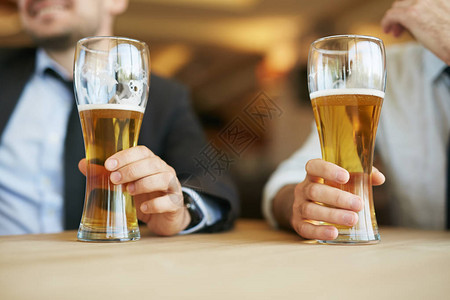 特制啤酒杯和两个商人图片