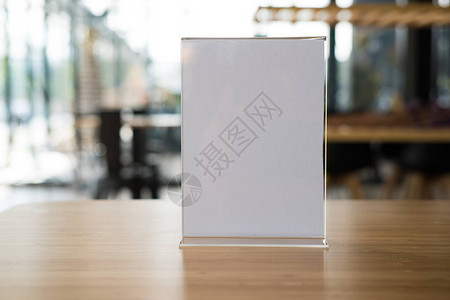 咖啡馆的白色标签咖啡店亚克力帐篷卡展示架酒吧餐厅桌子上的样机菜单框背景图片