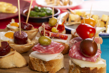 在串的小开胃菜用乳酪橄榄和香肠西班牙小吃或图片