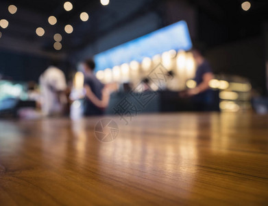 桌面木制柜台模糊人酒吧餐厅内部背景图片