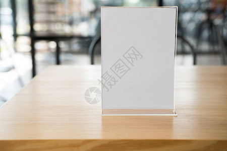 咖啡馆的白色咖啡店亚克力帐篷卡展示架酒吧餐厅桌子上的样机菜单框图片