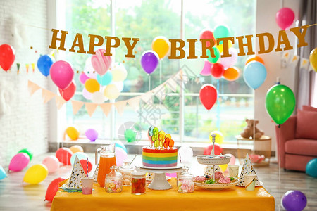 生日蛋糕和在装饰室餐桌图片