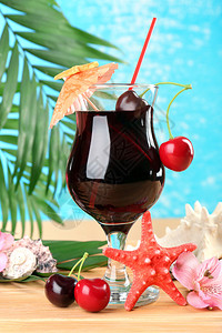 在沙滩桌上提神的樱桃鸡尾酒图片
