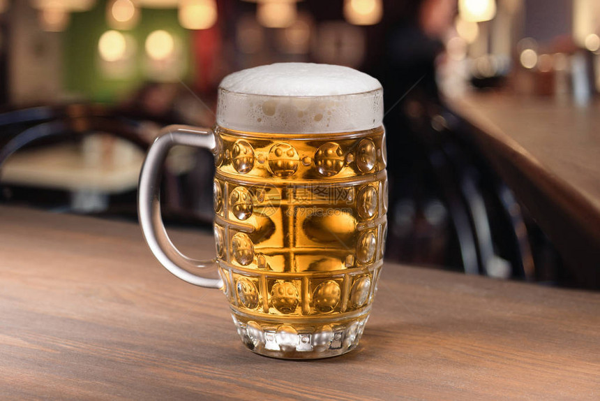 杯啤酒的选择焦点站在酒吧图片