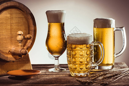 和不同的啤酒杯子在木板上背景图片