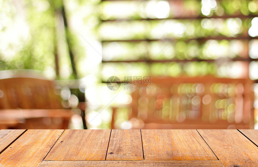 木桌与咖啡店模糊背景图片