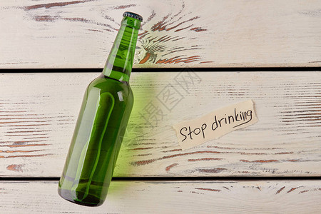 戒酒别喝口信喝酒的玻璃瓶子图片