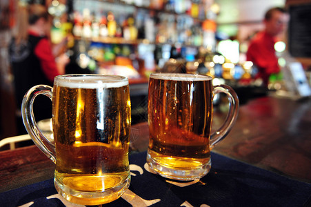 两杯啤酒在新西兰图片