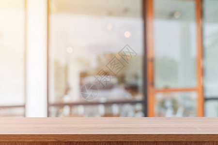 空的木桌和模糊的人在咖啡店背景产背景图片