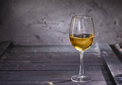 红酒杯中冷白葡萄酒图片