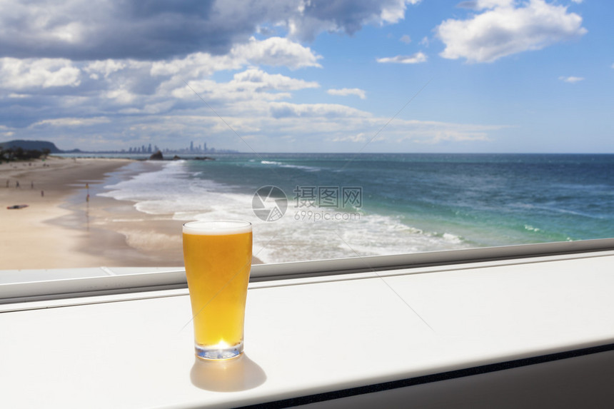 沙滩边上阳台的啤酒图片