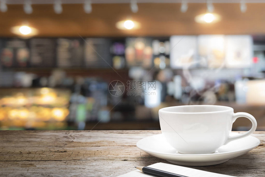 咖啡厅或软饮料柜台纸条上的空木制产品表与bokeh图片
