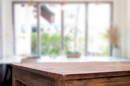 选中的空焦距棕色木桌和咖啡店背景模糊图片