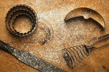 烘焙师图片木制背景上带有老式烘焙用具和面粉的抽象图片设计图片