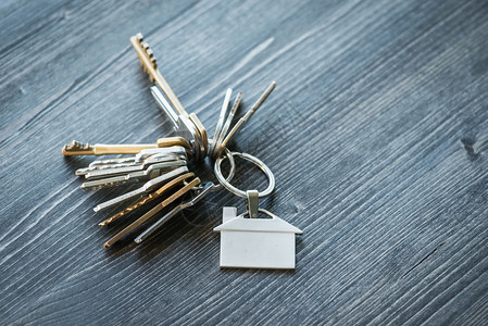 一堆钥匙和房子形状的钥匙环在生锈图片