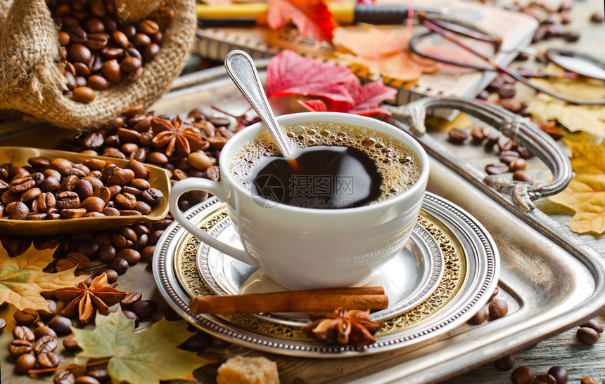 桌上组合物中的黑咖啡热饮图片