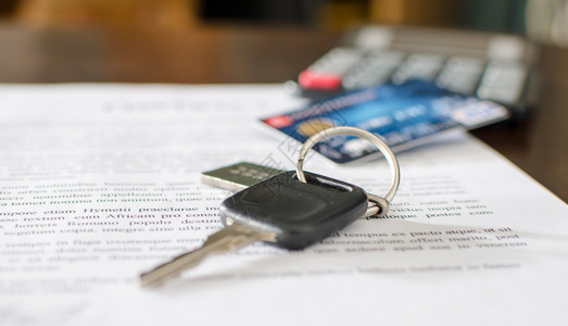 车钥匙信用卡在签署销售合同上签有图片