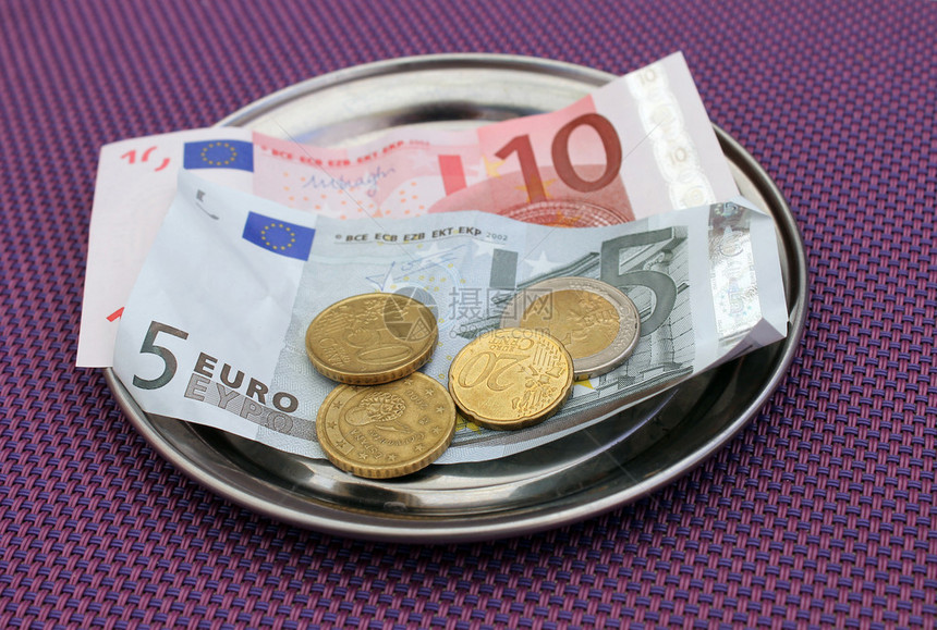欧元小费和餐桌上的账单付款图片