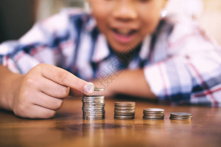存钱的概念孩子数钱做硬币堆图片