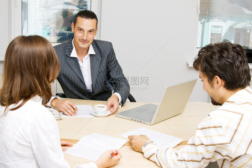 专业顾问与客户讨论的专业图片