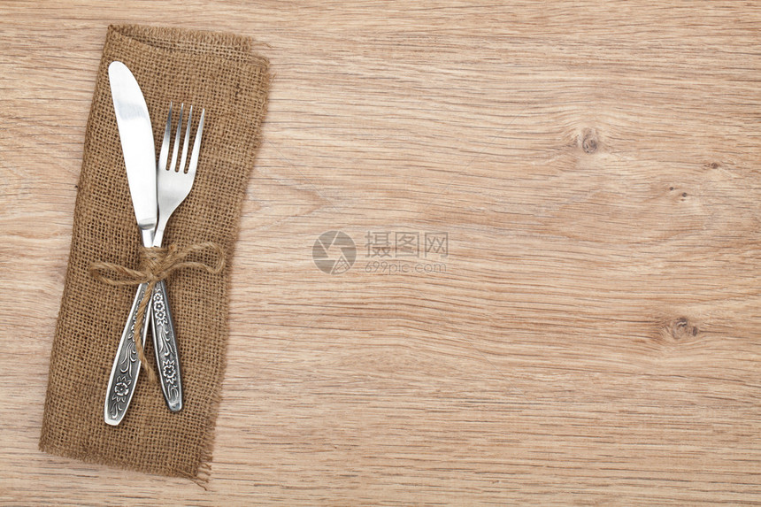 木桌上的银器或餐具套装叉子和刀图片
