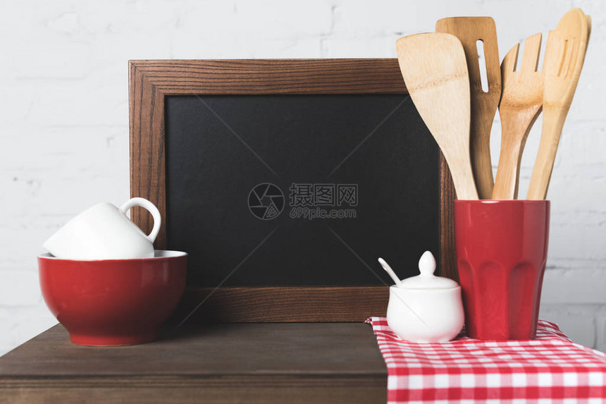 木制厨房用具炊具和桌上图片