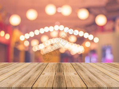 在模糊的前的木板空桌子在咖啡店模糊的透视棕色木材可用于展示或蒙太奇您的产品展示产品的模型背景图片