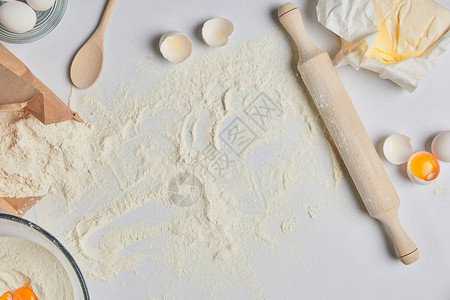 桌上面粉和擀面杖的俯视图图片