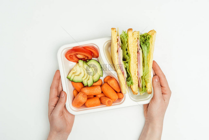 妇女用白色孤立的三明治装着午餐盒和三文明图片