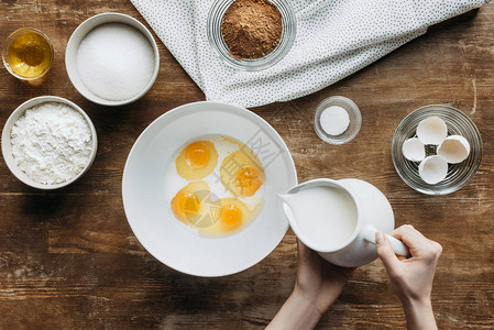 女人混合鸡蛋和牛奶做糕点的短片图片