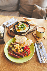 桌上热腾的煎鸡蛋和咖啡早餐菜图片