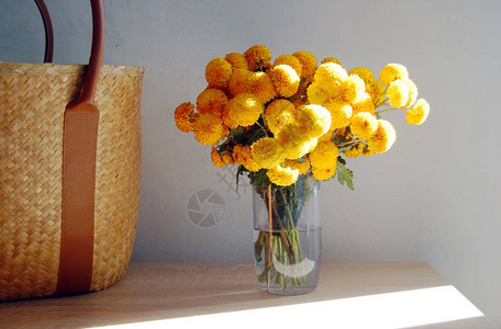 美丽的黄菊花束放在图片