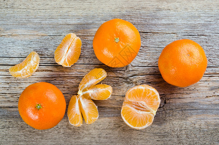 木制背景上成熟的美味橘子图片