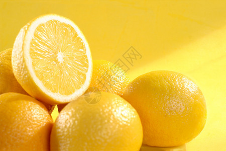 黄色上的柠檬组高清图片
